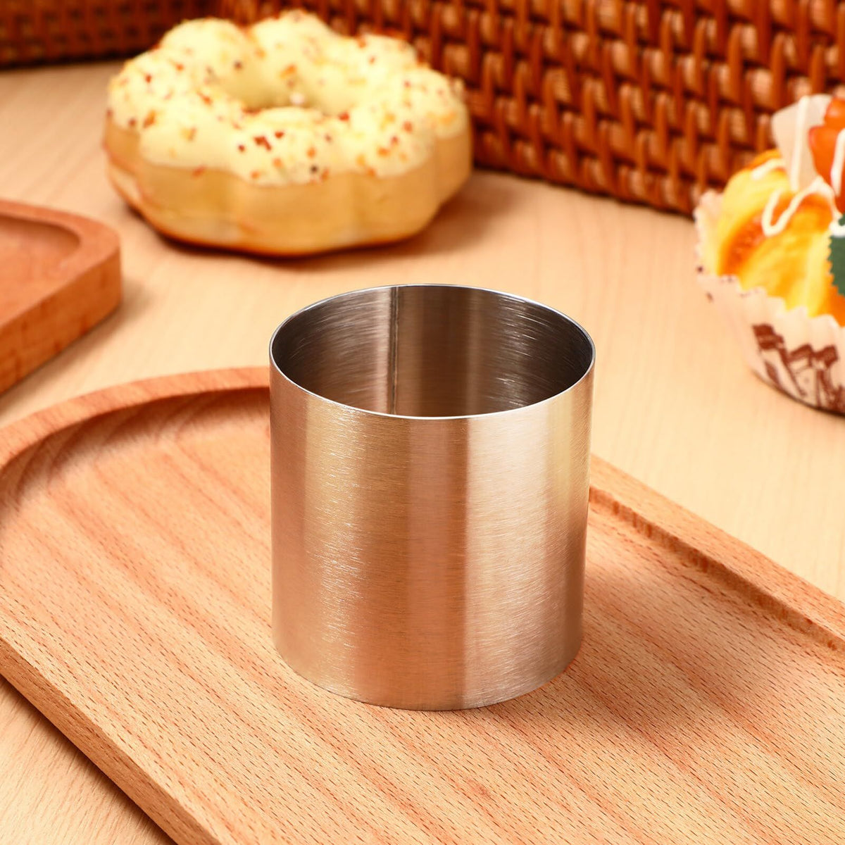 Stainless steel round mousse cake ring mold for desserts, pastry, and tuna pie, used in baking and pastry preparation.