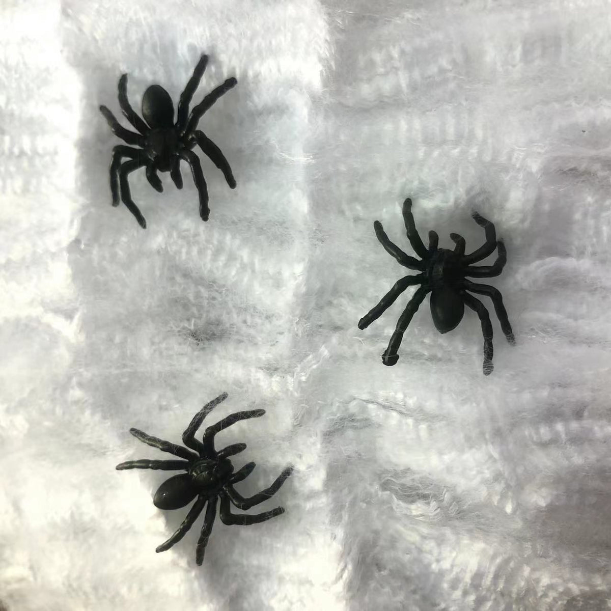 Set of 6 small black plastic fake spiders, realistic and fun prank toys for Halloween decorations, suitable for kids' building toy sets.