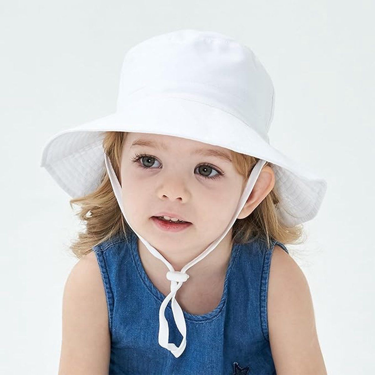 White baby sun hat with wide brim, lightweight breathable cotton, foldable beach bucket hat for boys and girls, size 0-8 months