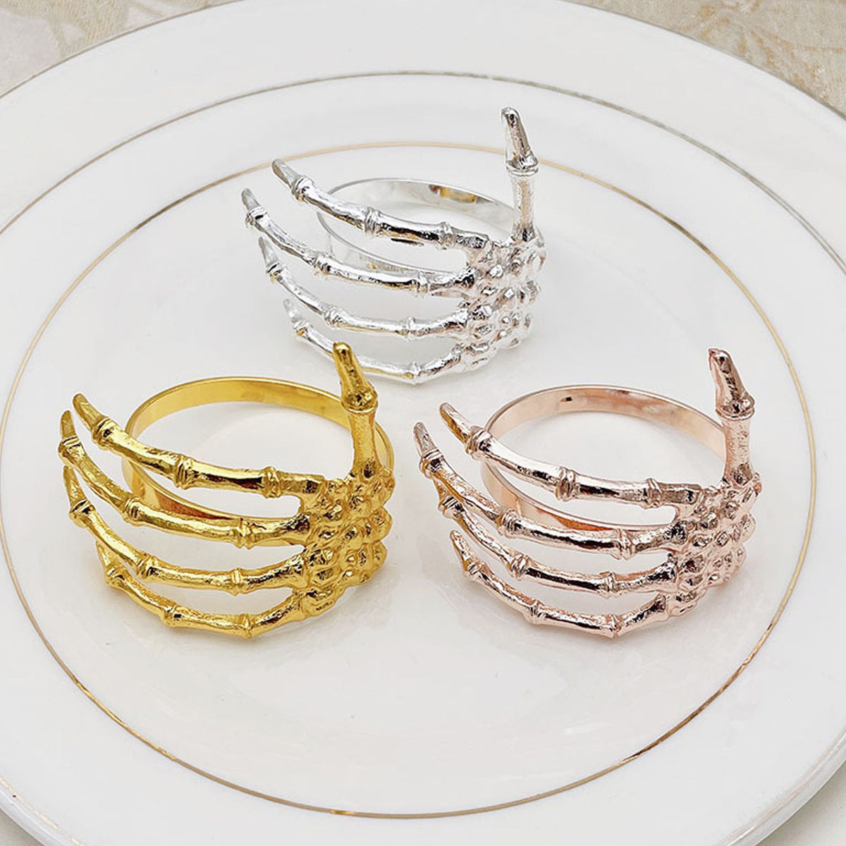Black ghost-shaped napkin ring with alloy material, Halloween-themed hand napkin buckle for festive tableware.