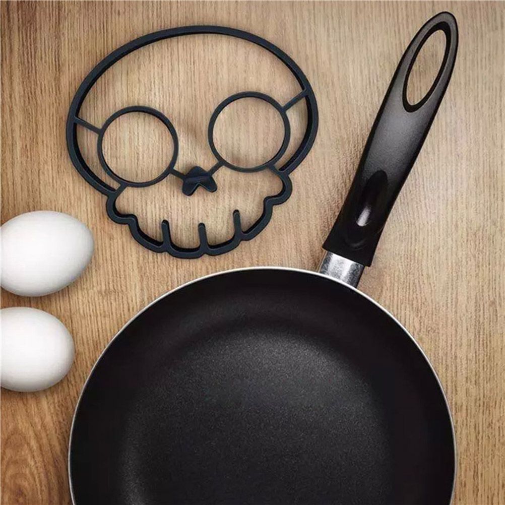 Funny skeleton head fried egg mold made of silicone, perfect for creative breakfast shapes and playful pancake designs.