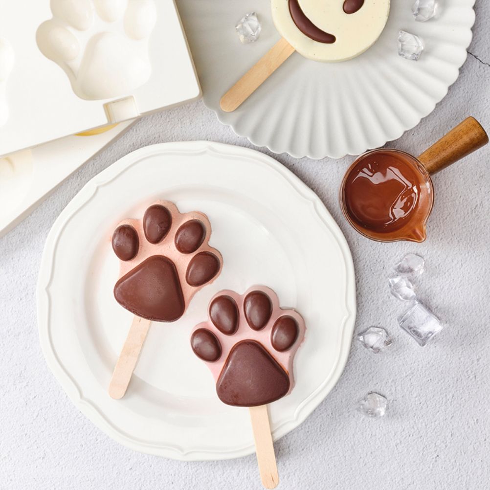 Heart-shaped silicone ice cream mold with four cavities, ideal for homemade popsicles, cakes, and jellies for kids.