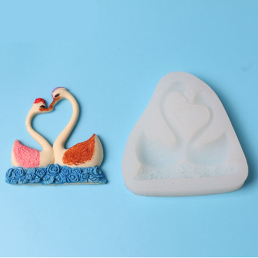 Silicone cake mold featuring a sweet couple swan pattern for desserts and baking, ideal for DIY cake decoration and creative baking.