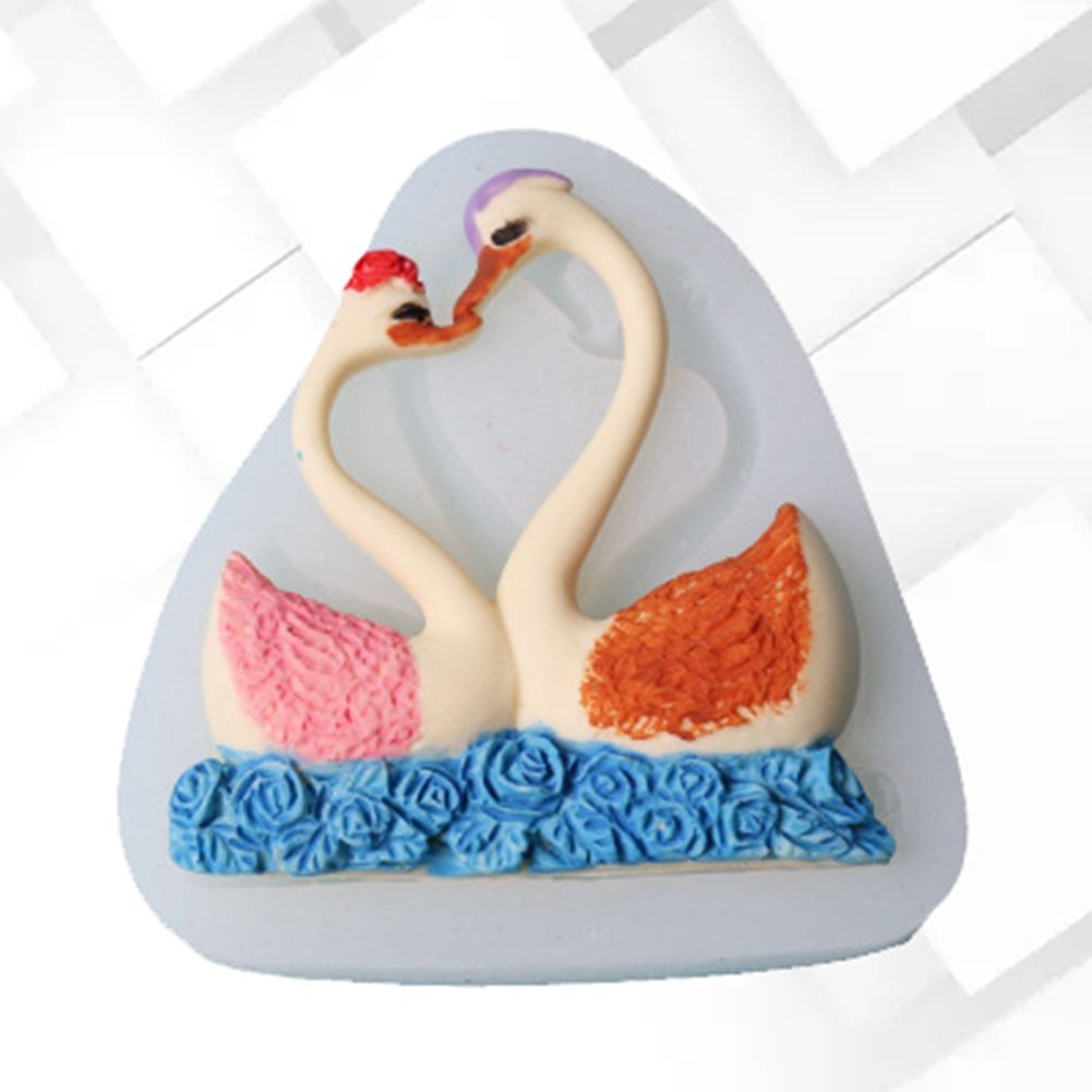 Silicone cake mold with sweet couple swan pattern for desserts and baking, suitable for DIY cake decorating and sweet treats.