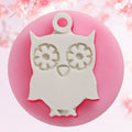 Cute owl-shaped silicone mold for baking cookies and chocolate, perfect for kids' pretend play and cake decorating.