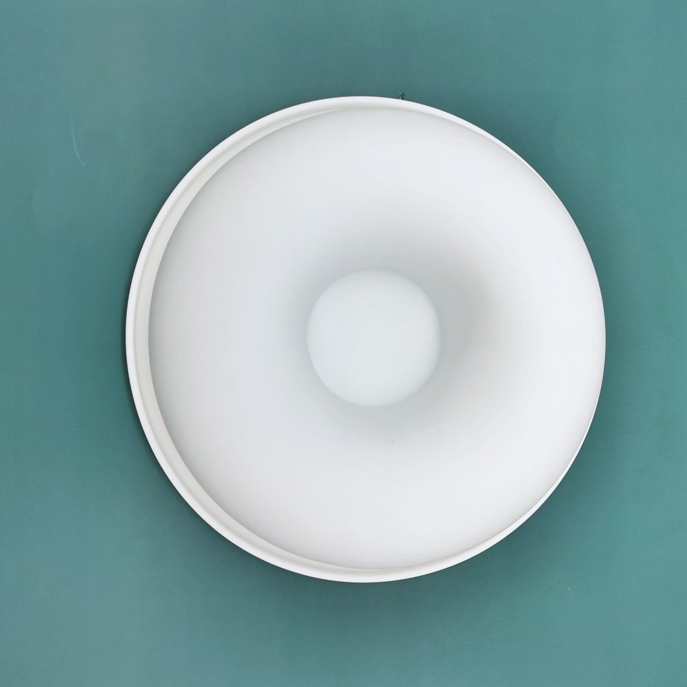 Silicone 7.8-inch fluted tube cake mold for baking, round shape, non-stick, oven-safe, ideal for chocolate mousse and baking.