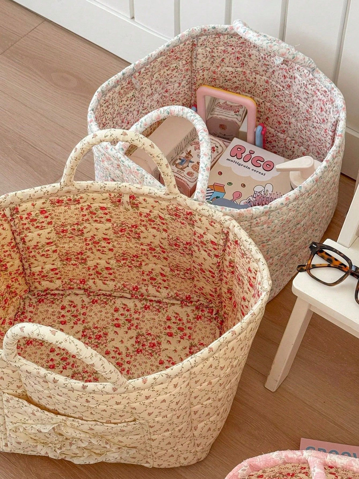White floral print quilted storage basket with handle, large capacity for laundry, toys, or cosmetics, foldable and portable.