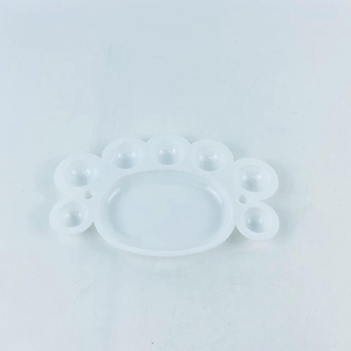 Plastic painting palette for artists, single paint tray for mixing colors, suitable for kids' art and drawing projects.