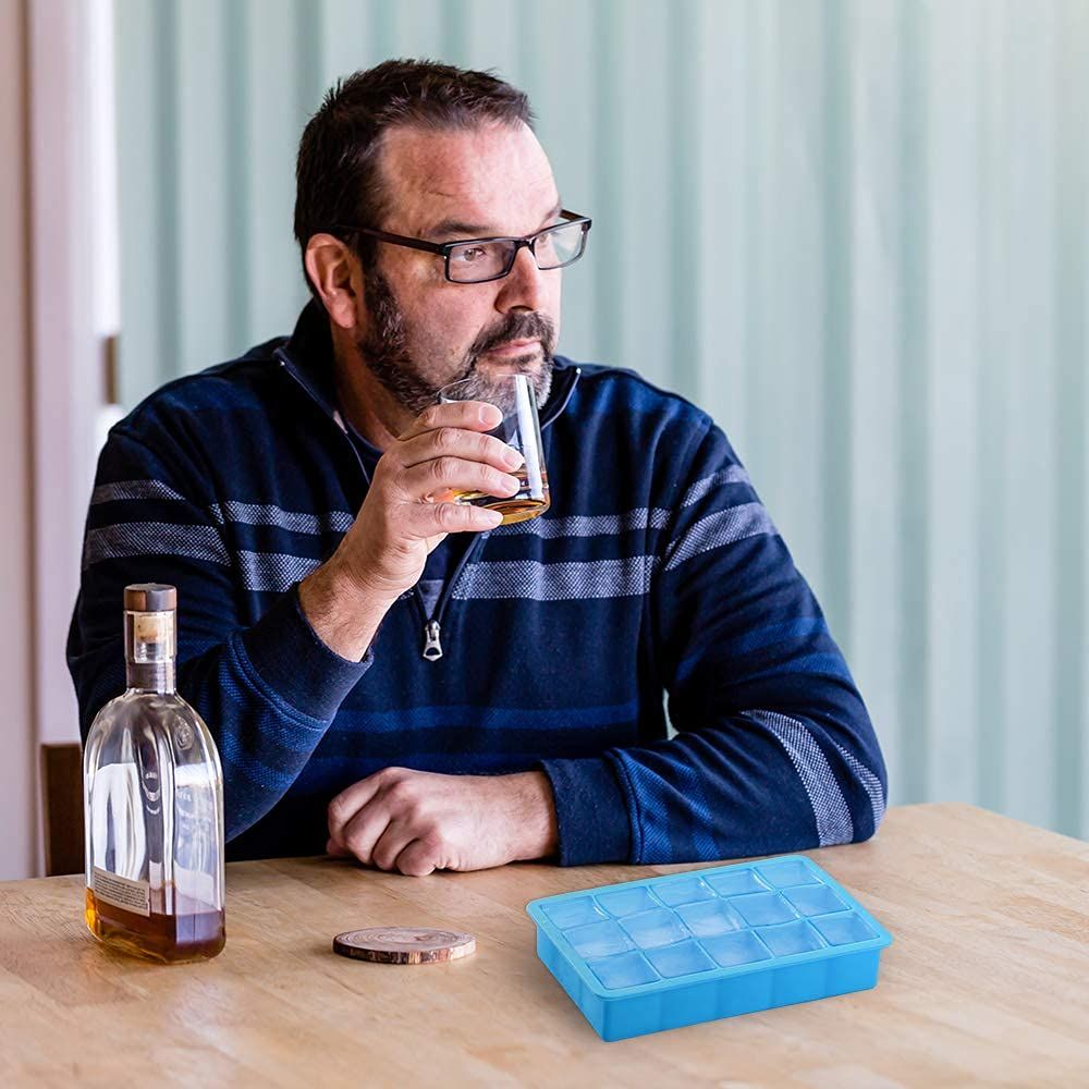 Two silicone ice cube trays with 15 cubes, flexible and reusable, ideal for freezing ice for cocktails or whiskey.