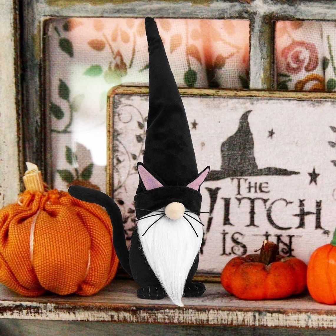 Faceless dwarf dolls and cat figurines for Halloween party decorations, perfect for creating a spooky pretend play atmosphere.