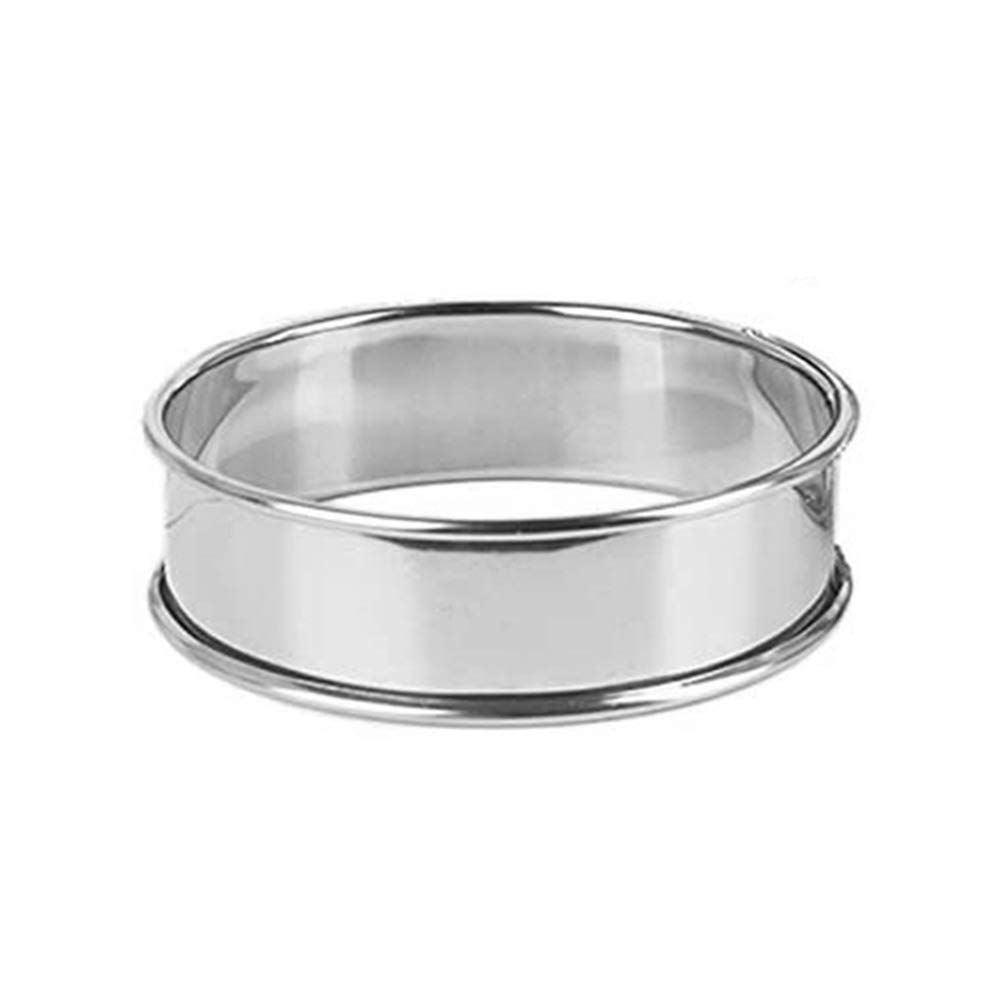 Silver stainless steel crumpet rings for baking, round pastry molds, double rolled tart rings, ideal for pastry and baking.