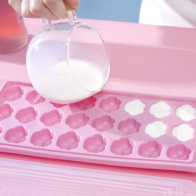 Silicone 24-ice cube tray with spill-resistant lid for freezing and stacking, ideal for baby feeding and beverage preparation.
