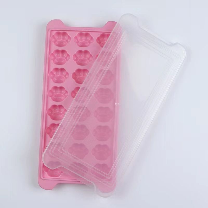 Easy-release silicone ice cube tray with spill-resistant lid, ideal for baby feeding and freezing small ice cubes.
