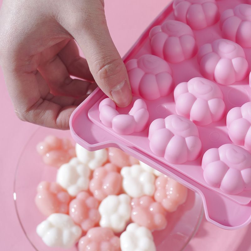 Silicone 24-ice cube tray with spill-resistant lid for freezing and stacking, ideal for baby feeding and cocktail ice.