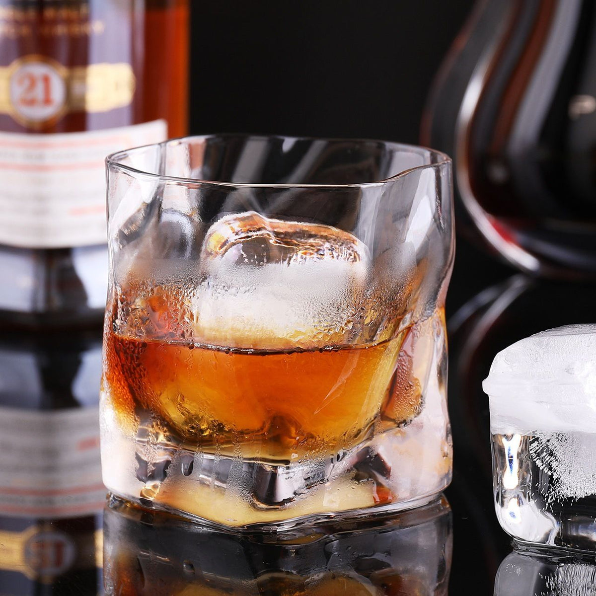 Large silicone ice cube tray with lid for baby and kids feeding, stackable, easy release, BPA free, square ice cubes.