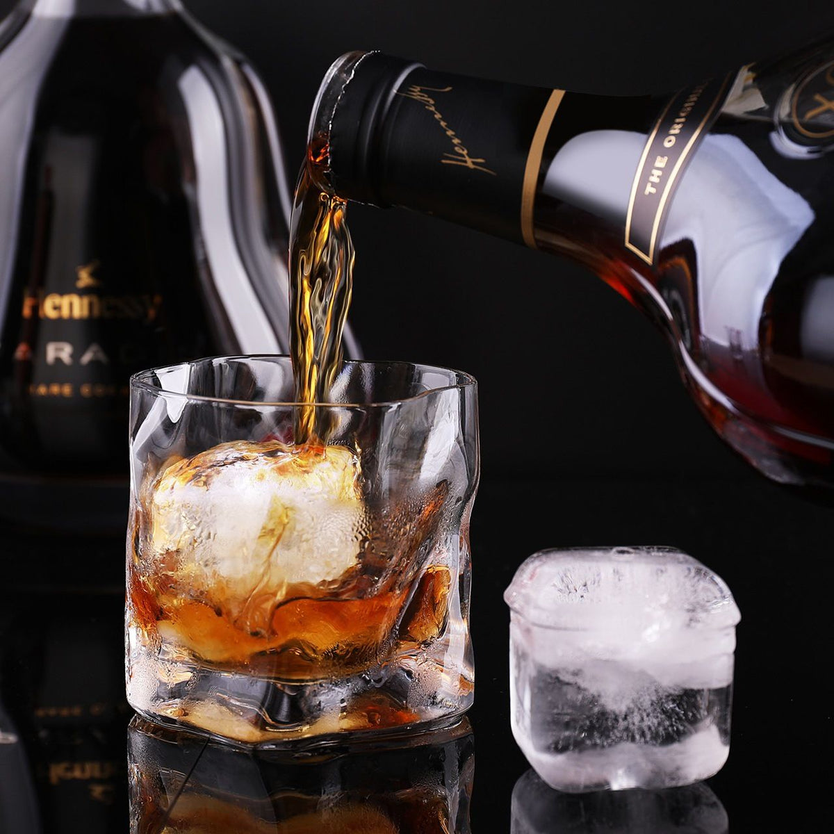 Large silicone ice cube tray with lid, stackable square design, easy release, BPA-free, ideal for baby feeding and beverage chilling.