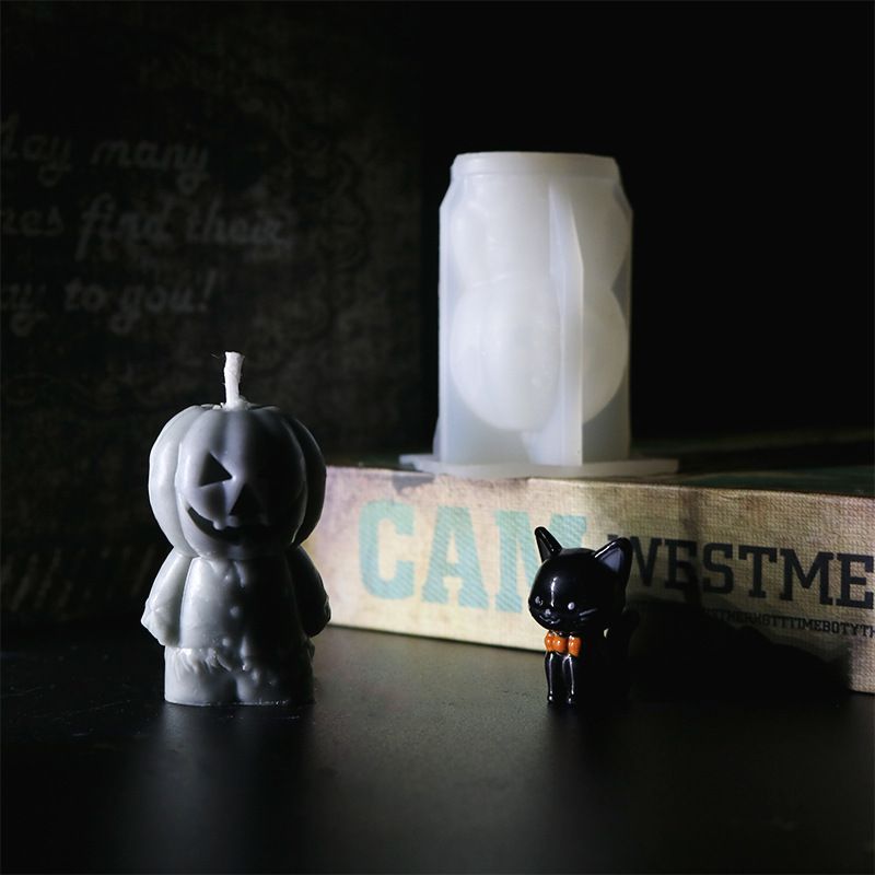 Halloween silicone mold of a smiling pumpkin face for DIY decorations and pretend play, ideal for festive holiday decor.