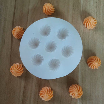 Set of three non-stick silicone molds for ice, chocolate, and candies, ideal for baking and children’s treats.