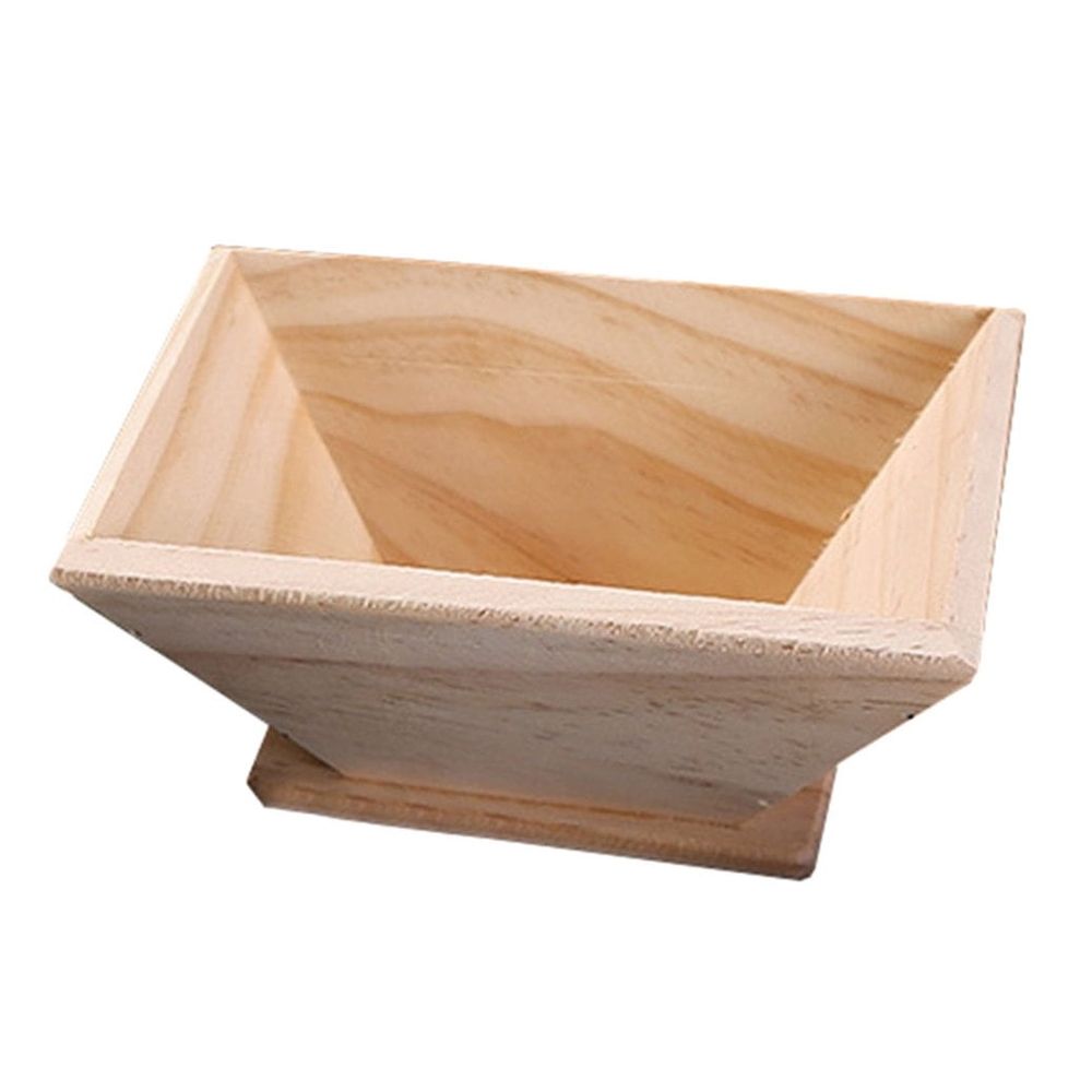 Quadrangular rice mold from Everything Baby, synthetic material, ideal for family cooking and pretend play with kids.