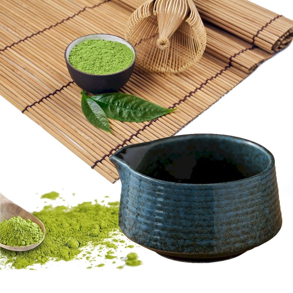Handmade ceramic matcha bowl with spout for tea, 500ml, traditional Japanese style, ideal for matcha lattes and tea preparation.